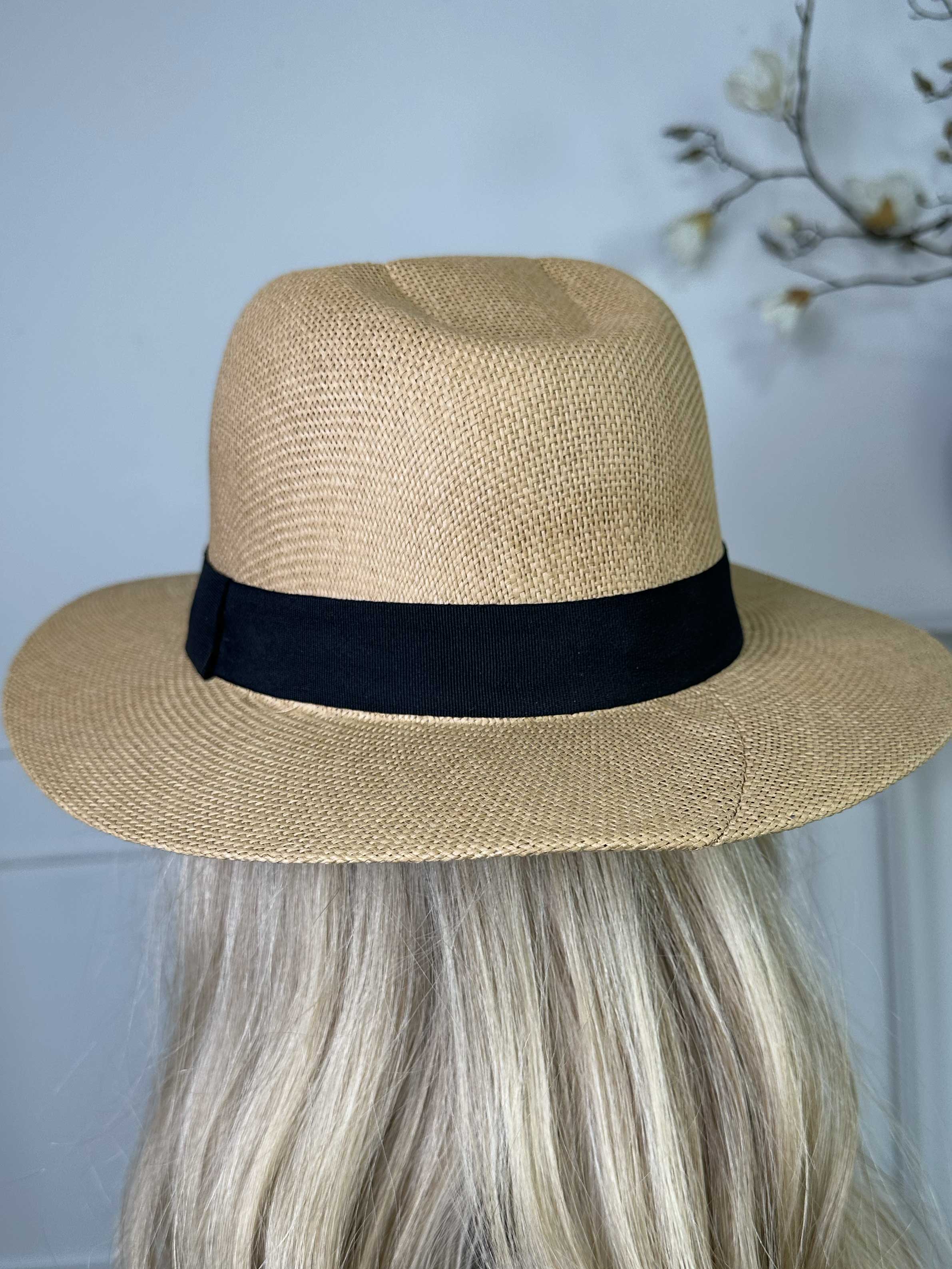 Wanda - Sød plain hat med bredt bånd